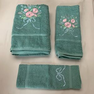NWT Avanti Floral Spray towel set